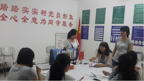 站长张承诚、张小晓对上个月的工作进行总结