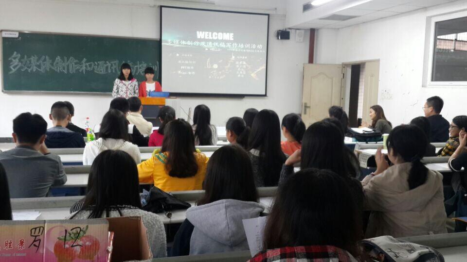 活动现场同学们全神贯注